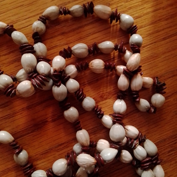 Vintage Strand of Shells in Brown and Cream - Picture 4 of 4